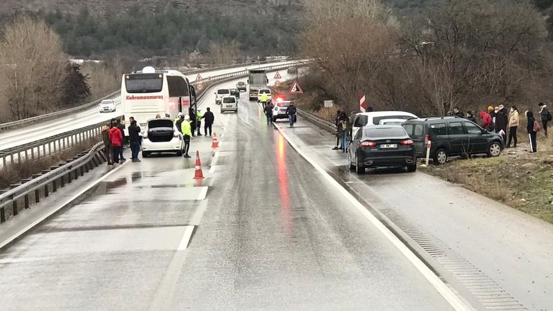 Karabük'te yolcu otobüsü bariyerlere çarptı, faciadan dönüldü