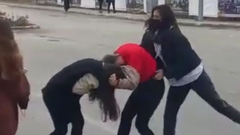 Isparta’da okul çıkışı birbirine giren 2 genç kız kamerada