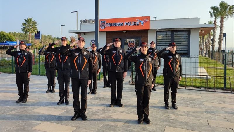 Antalya'da turizm polisleri göreve başladı