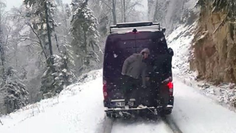 Bolu'da kaymaması için minibüsün tamponunda yolculuk yaptılar