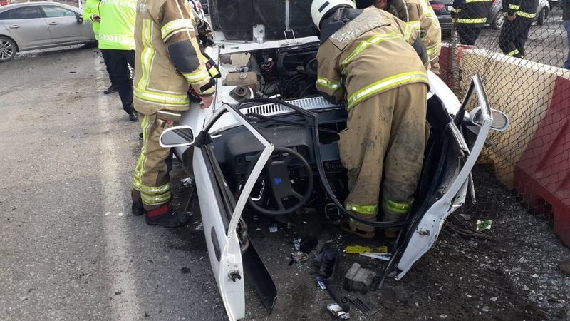 İzmir'de feci kaza: Otomobil ikiye bölündü