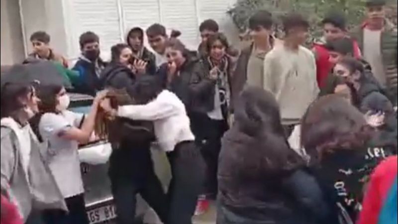 Manisa'da kız öğrenciler ortalığı birbirine kattı