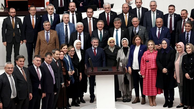 Hazine ve Maliye Bakanlığı bütçe görüşmesinin ardından vekillerin hatıra pozu