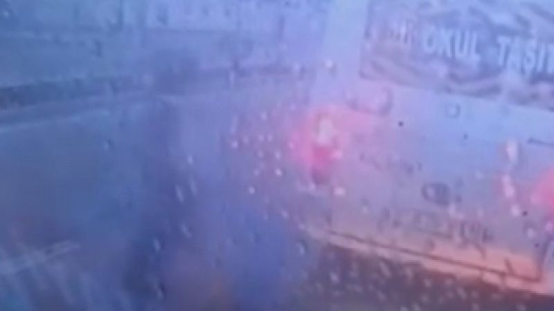 Afyonkarahisar'da servisten inen liseli kıza araç çarptı