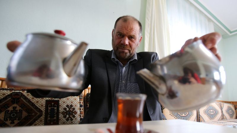 Gümüşhane'de çay içmeye doyamayan adam görenleri şaşırtıyor