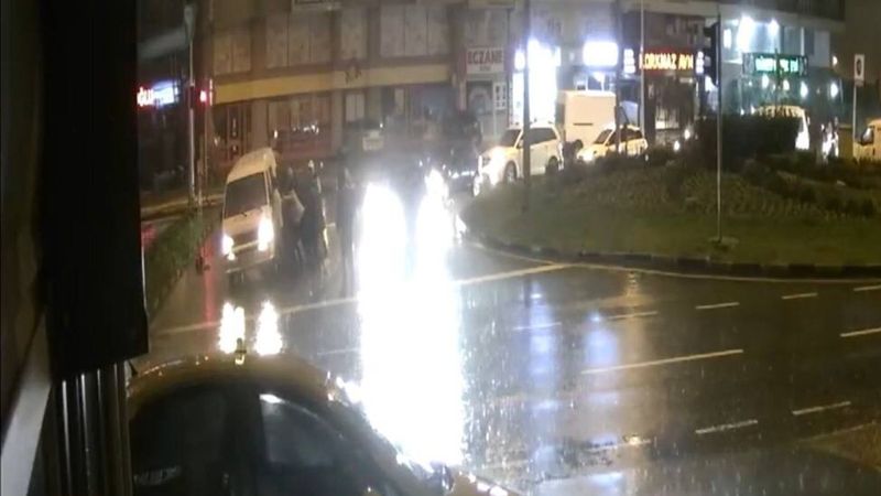 Zonguldak’ta yemek siparişi götüren kurye, minibüsün altında kaldı