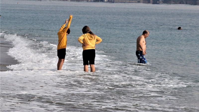Antalya’da vatandaşlar denize girip, sahilde güneşlendi
