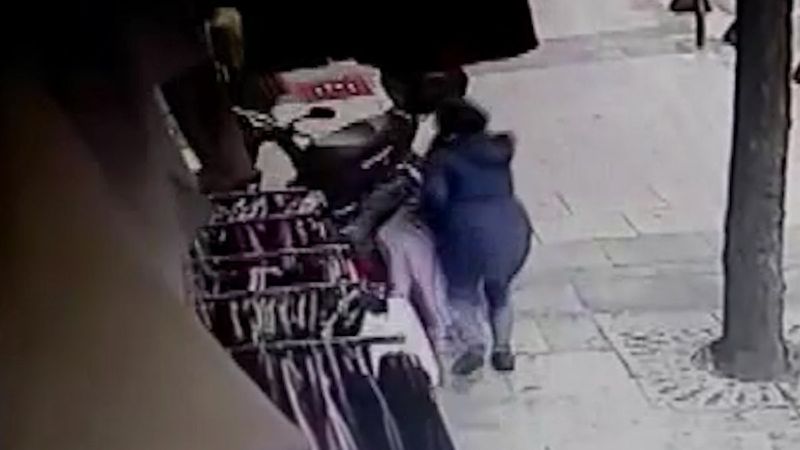 İstanbul'da mağaza önündeki giysilerin çalınma anı kamerada