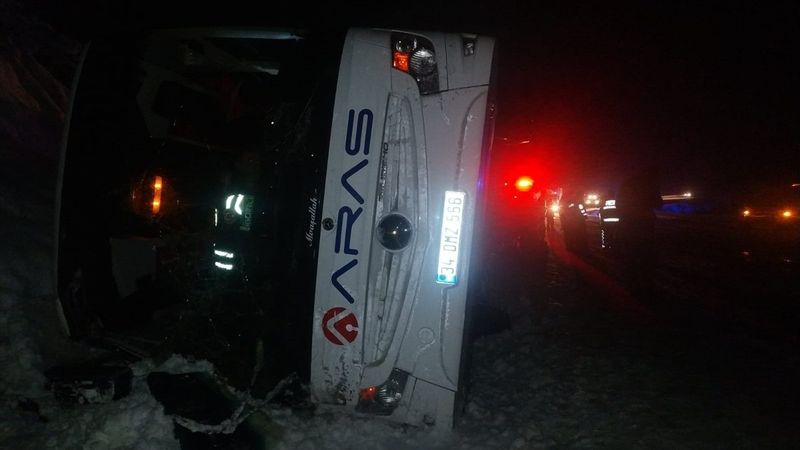 Kars'ta yolcu otobüsü kaza yaptı: Çok sayıda ölü var