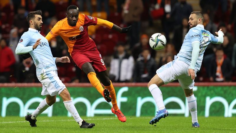 Galatasaray evinde Başakşehir ile berabere kaldı