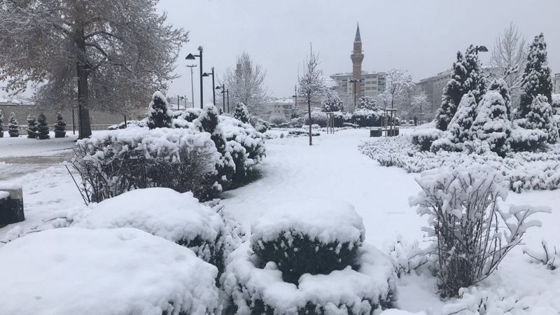 Sivas beyaza büründü: 40 köy yolu ulaşıma kapandı