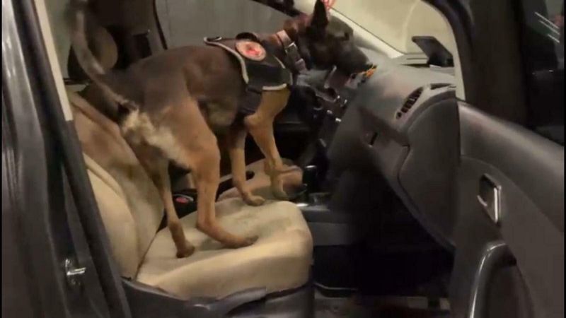 İzmir’de, araçtaki uyuşturucu düzeneğini polis ortaya çıkardı