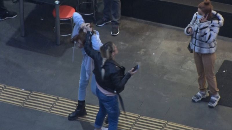 Diyarbakır'daki anne, eve gelmeyen kızını saçından çekip götürmeye çalıştı