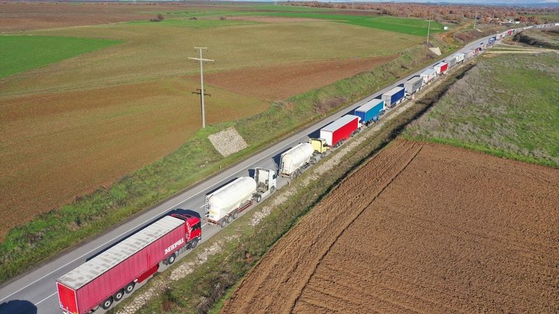 Hamzabeyli'de 32 kilometrelik tır kuyruğu