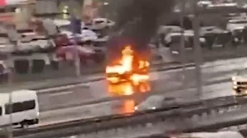 İstanbul'da araç, alev alev yandı