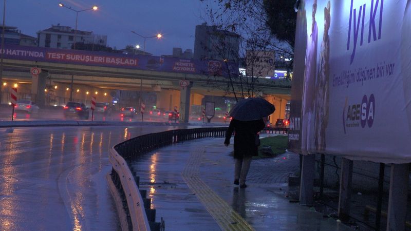 İstanbullular, hafta sonuna yağışla başladı