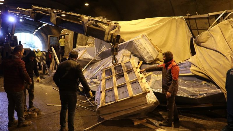 Trabzon'da kapanan sahil yolu ulaşıma açıldı