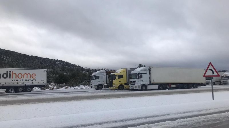 Antalya'dan yola çıkan tırların bekleyişi sürüyor