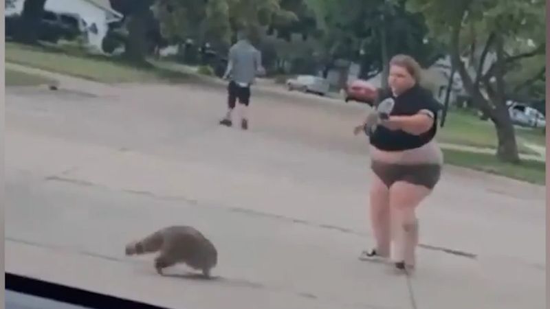 Rakundan kaçarken tepetaklak düşen kadın