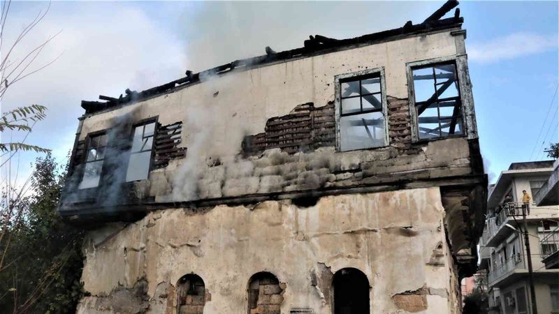 Antalya'da asırlık binada çıkan yangın söndürüldü
