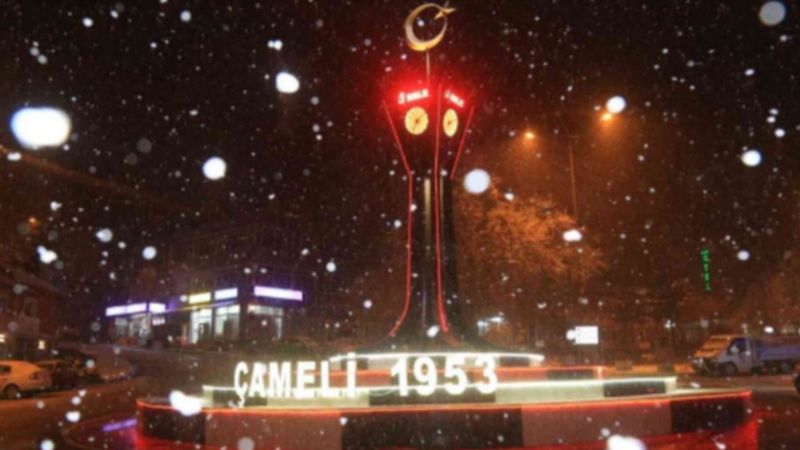 Denizli'de beklenen ilk kar düştü