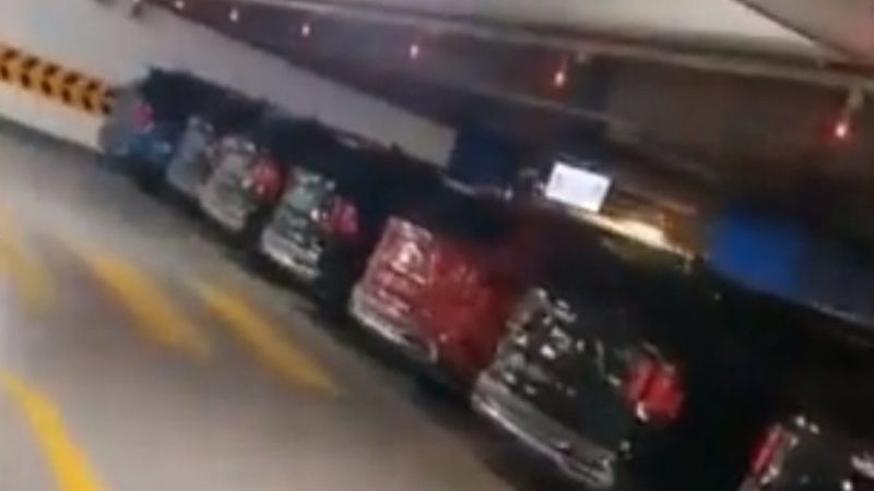 AVM otoparkındaki sıfır araçların akıbeti merak konusu oldu