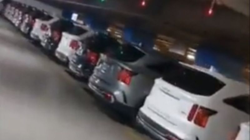 Ümraniye'deki AVM otoparkına saklanan sıfır araçlar