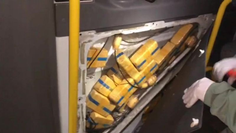 Kocaeli’de, minibüs kapısından 26 kilo 450 gram eroin çıktı