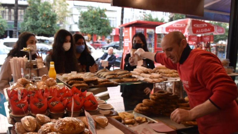 Adana'da bir pastane, dolar düşüşünü bedava poğaça dağıtarak kutladı