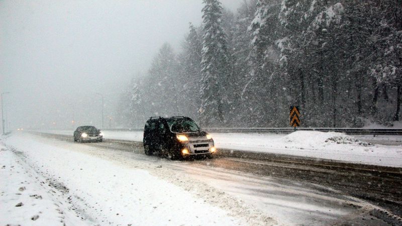 Bolu Dağı'nda kar yağışı ve sis etkili oldu