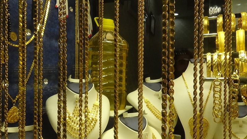 Diyarbakırlı kuyumcu yağ ile altını aynı vitrine koydu