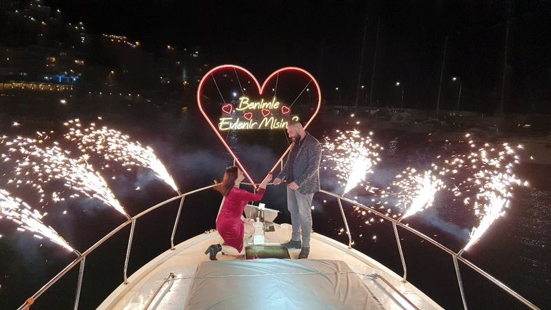 Bursa’da erkek arkadaşına denizin ortasında evlenme teklifi etti