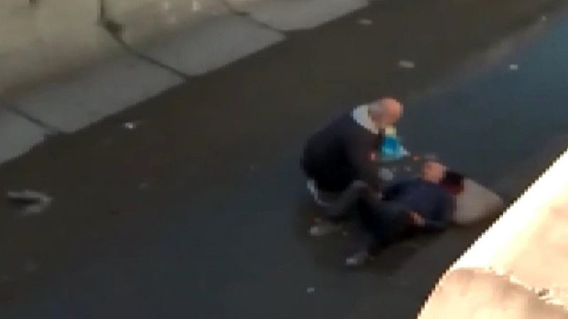 Avcılar'da yaşlı adam, bisikletiyle dere yatağına düştü