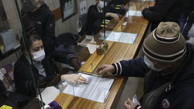 Döviz büroları önünde hareketlilik yaşanıyor