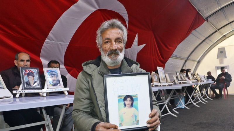 Diyarbakır'daki enişte, HDP önünde nöbette: Ölmüşse de cesedini istiyorum