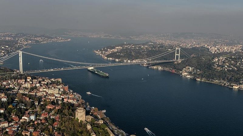 İstanbul Boğazı çift yönlü gemi trafiğine kapatıldı