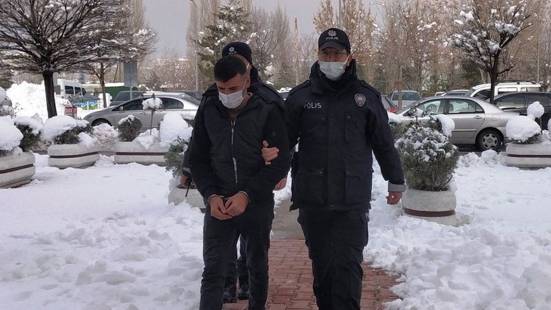 Konya'da annesini öldürmeye giderken yakalandı