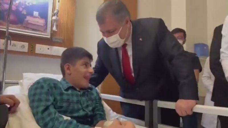 Fahrettin Koca ile hastanede yatan genç arasında samimi diyalog