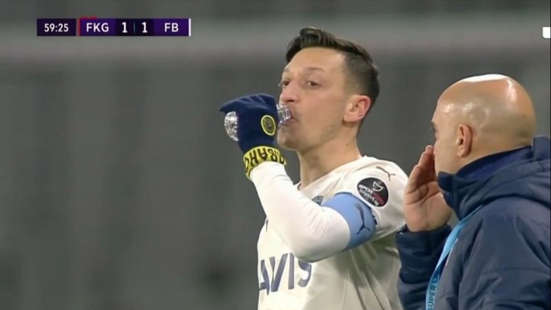 Mesut Özil ve Zeki Murat Göle'nin dikkat çeken karesi