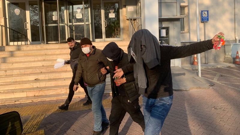 Kayseri’de hırsız, adliyeye sevk edilirken şarkı söyledi