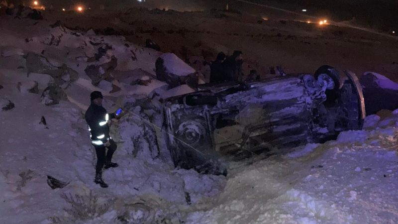 Van'da buzlanan yolda otomobil devrildi: 5 yaralı