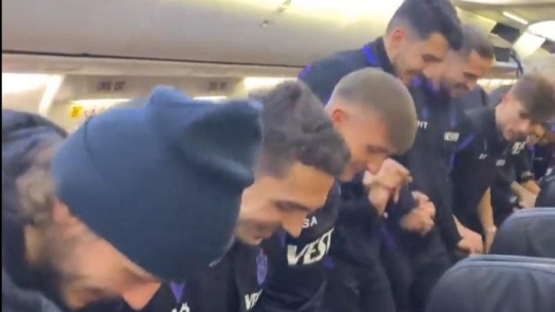 Trabzonsporlu futbolculardan uçakta horon ve kolbastı