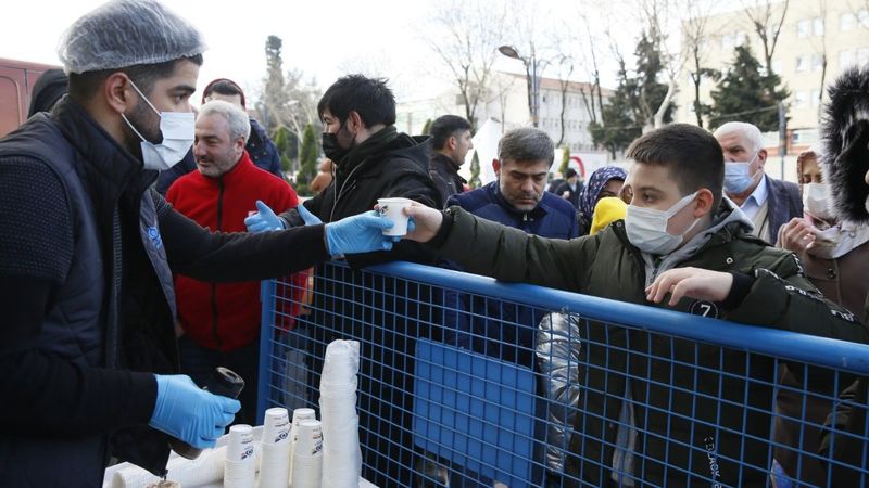 Sultangazi'de soğuk havaya karşı salep ikramı