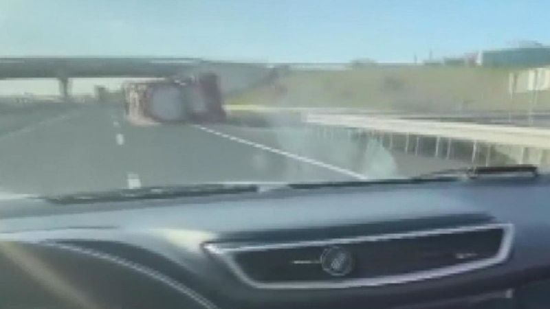 İstanbul’da cep telefonuyla çekimdeyken, tır devrildi