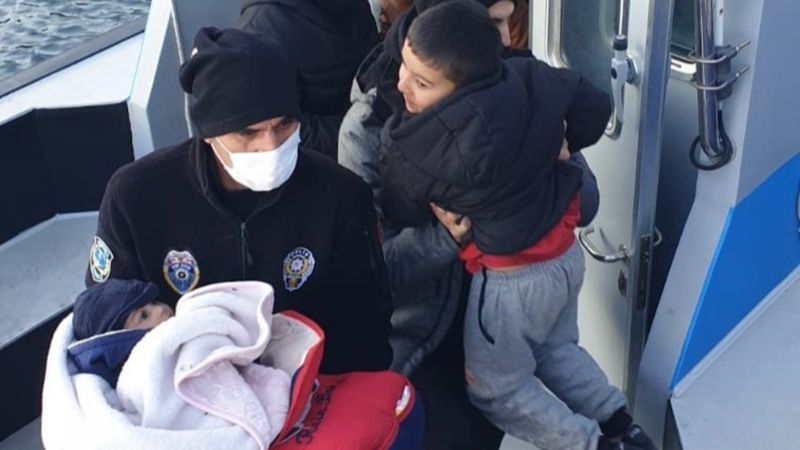 İzmir'de donmak üzere olan mültecileri deniz polisi kurtardı