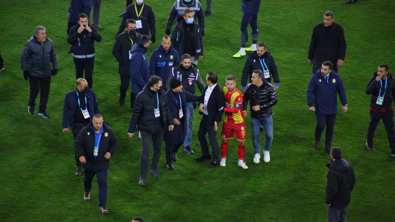 Yeni Malatyaspor Başkanı Adil Gevrek, Hüseyin Göçek'e saldırdı