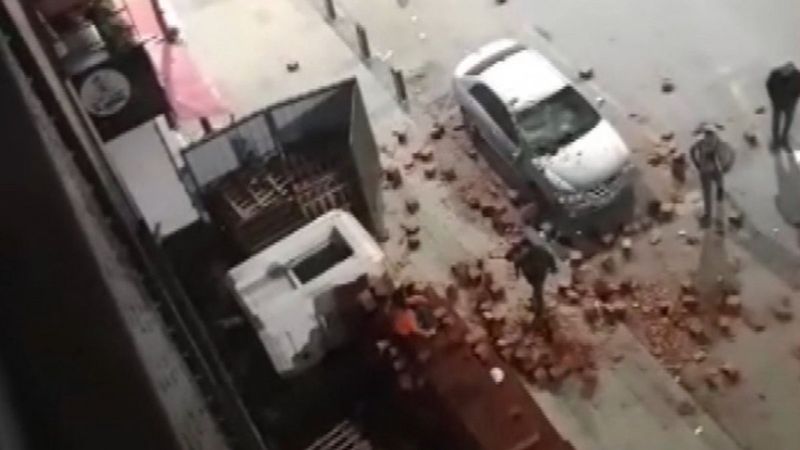 Sultangazi'de tartışma sonrası otomobile zarar verdi