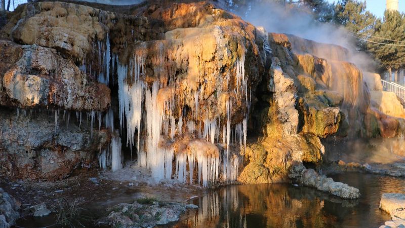 Afyonkarahisar'da sıcak akan şelale buz tuttu