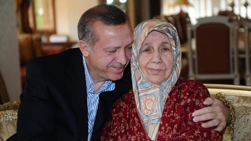 Cumhurbaşkanı Erdoğan ailesinin kabrini ziyaret etti