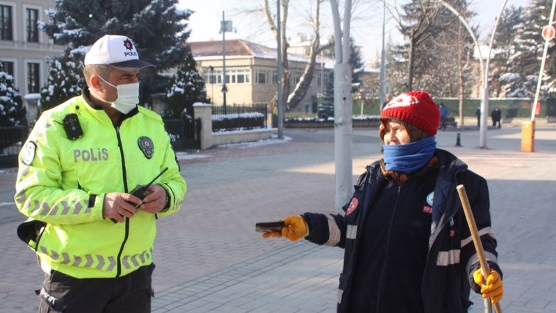 Bolu'da temizlik işçisi bulduğu cüzdanı sahibine ulaştırdı